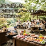 屋外でバーベキューを楽しむ人々。豊富な食材とグリルが並び、子供もいる光景。 (36文字)