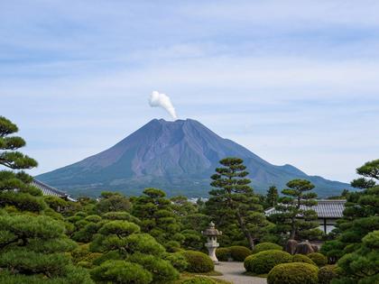 仙巌園から望む桜島の風景と日本庭園