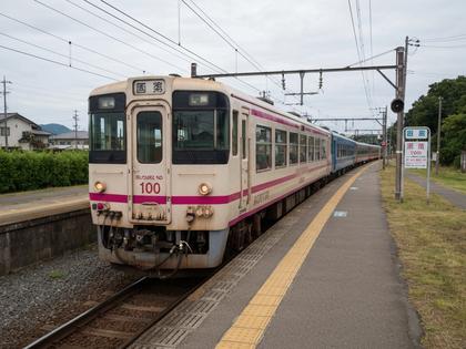 鹿児島の観光列車「指宿のたまて箱」が駅に停車している様子