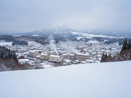 冬の鹿児島・霧島の雪化粧した風景と温泉街