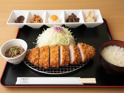 鹿児島名物の黒豚とんかつが並ぶランチの写真