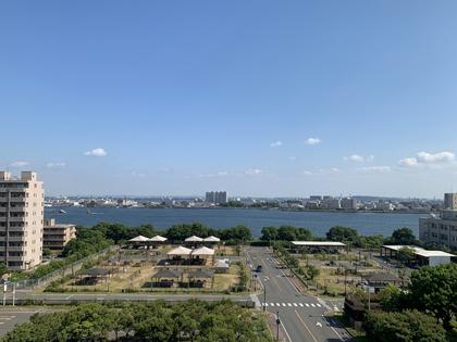東京湾を背景にした都会的なバーベキュー会場の風景