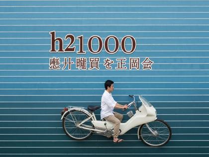 友人同士でバーベキューを楽しむ和やかな食卓の様子