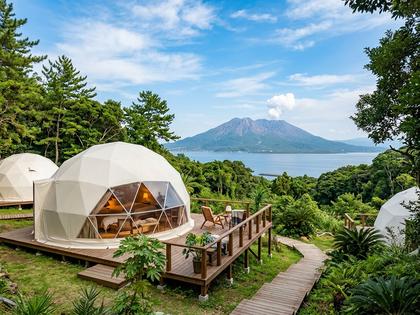 鹿児島の自然の中に建つドームテント型グランピング施設の外観