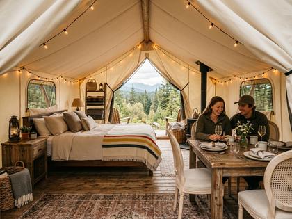 グランピングテント内のおしゃれなベッドとダイニングスペース
