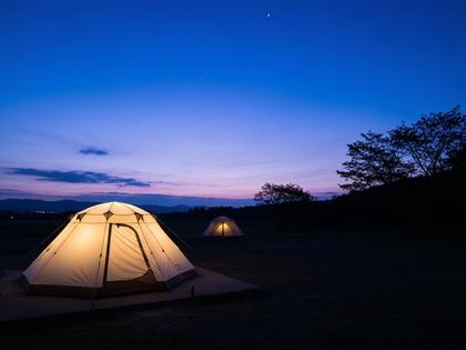 吹上浜フィールドホテルのテントと夕暮れの空