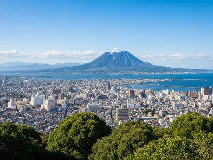 桜島と錦江湾を背景にした鹿児島市街地の全景